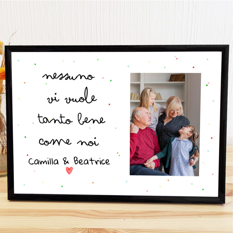 Cornice con foto "nessuno vi vuole tanto bene come noi" Cornice con foto "nessuno vi vuole tanto bene come noi"